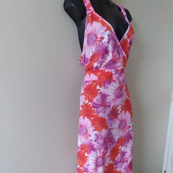 Fun Summer Dress! Floral print, V Neckline, Ties in the back, Midi Length. - Picture 2 of 8